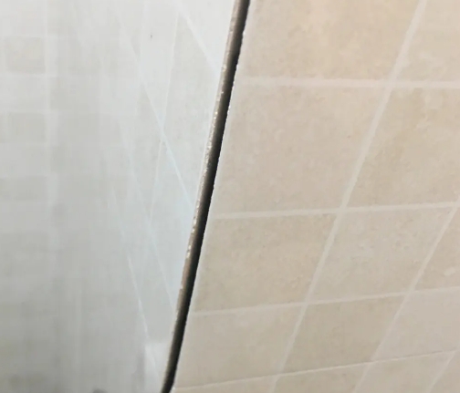 民和瓷砖空鼓维修公司分享阳台瓷砖脱落的修复过程可以分为以下几个步骤