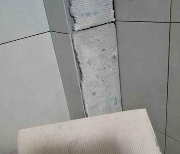 民和瓷砖空鼓维修公司分享下厨房瓷砖脱落的补救措施。